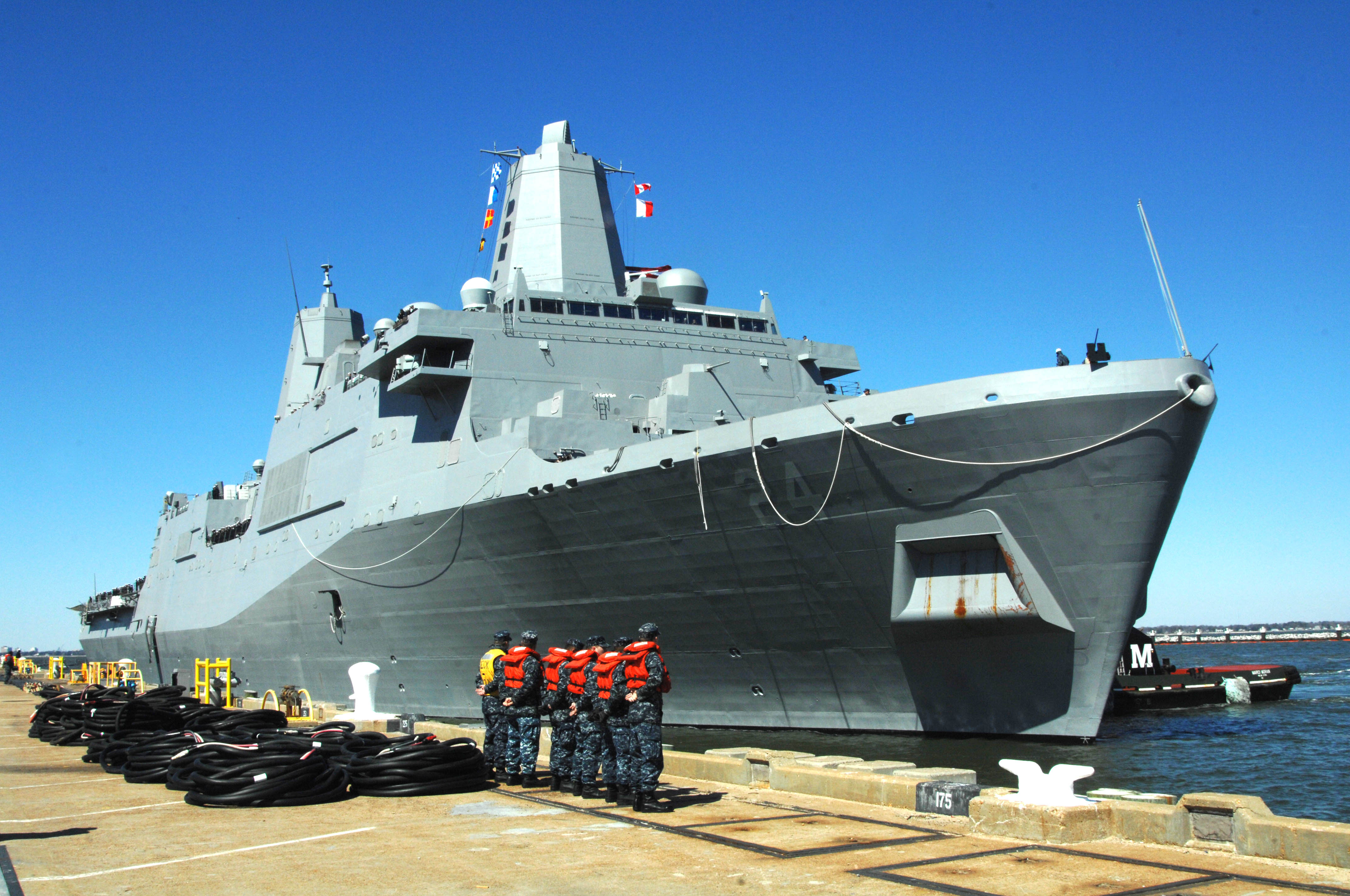 USS ARLINGTON LPD-24 Ankunft Norfolk 22.03.2013Bild: U.S. Navy