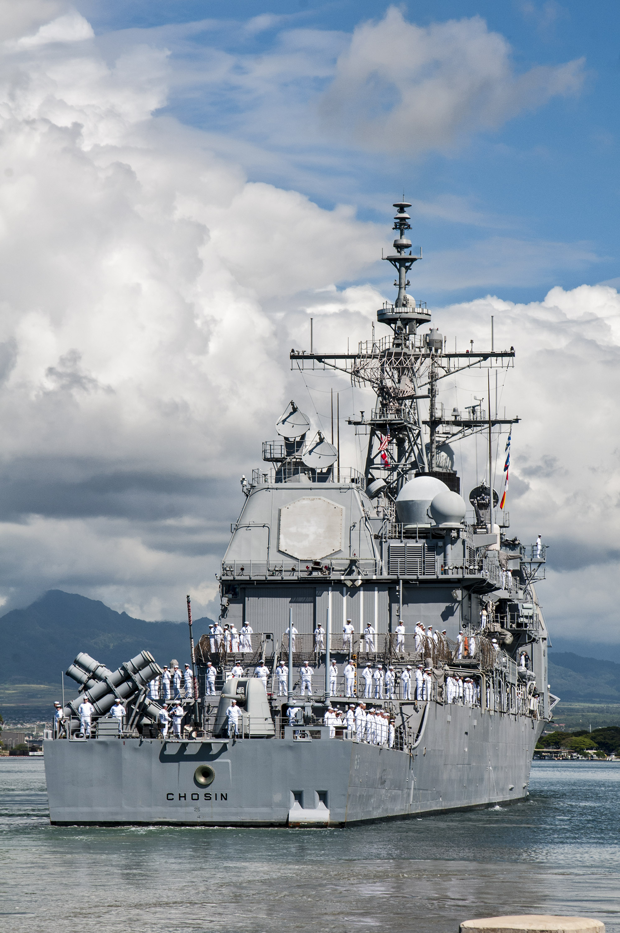 USS CHOSIN CG-65 Auslaufen Pearl Harbor 30.04.2013Bild: U.S. Navy