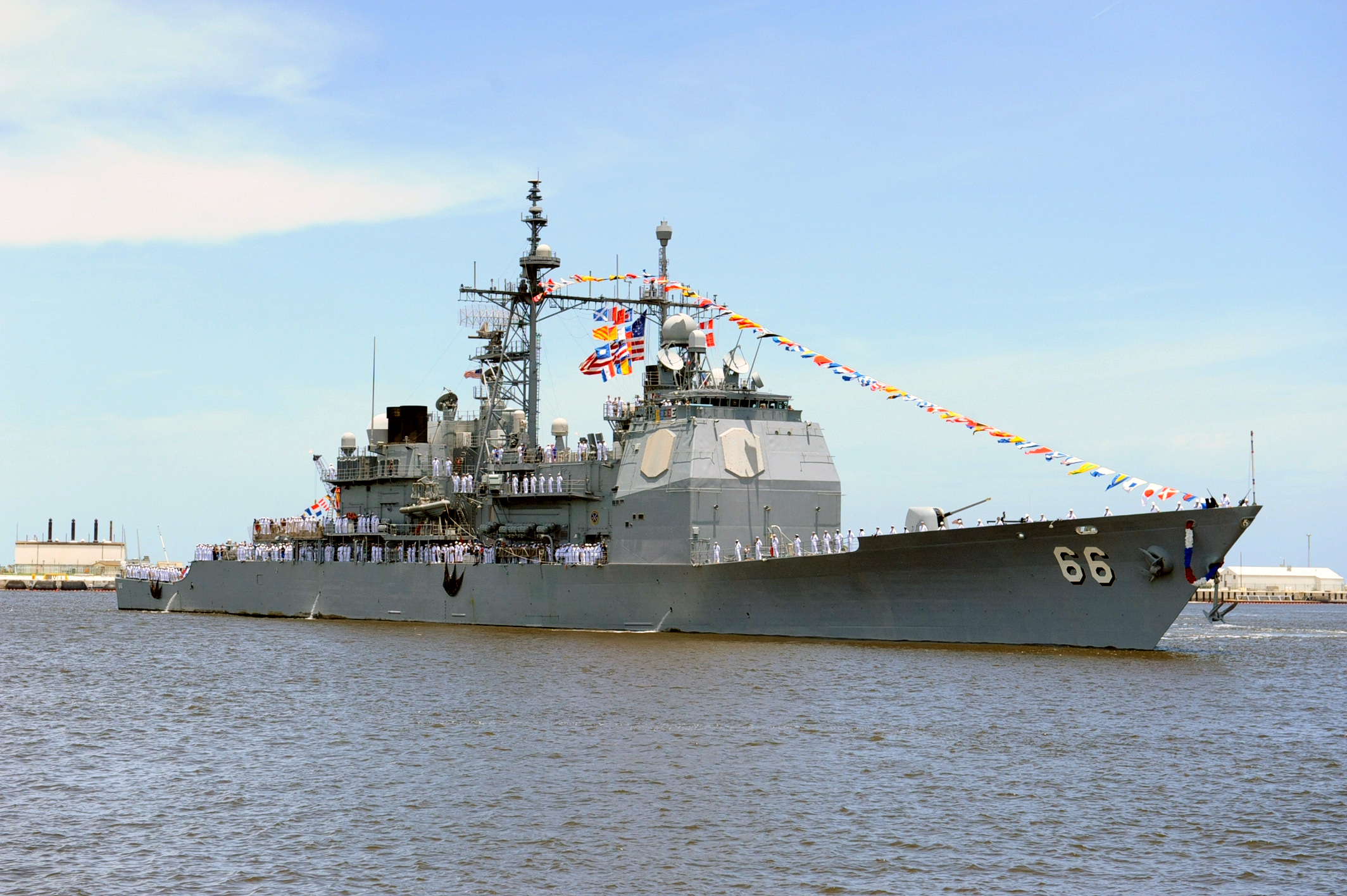 USS HUE CITY CG-66 Einlaufen Mayport am 03.07.2013Bild: U.S. Navy