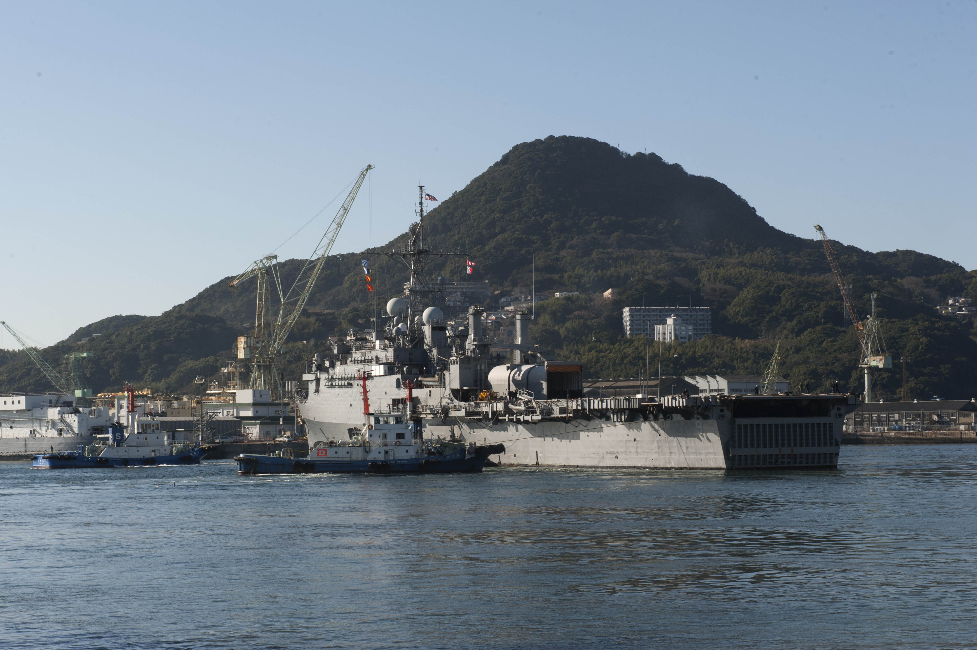 USS DENVER LPD-9 Auslaufen Sasebo am 27.01.2014 Bild: U.S. Navy