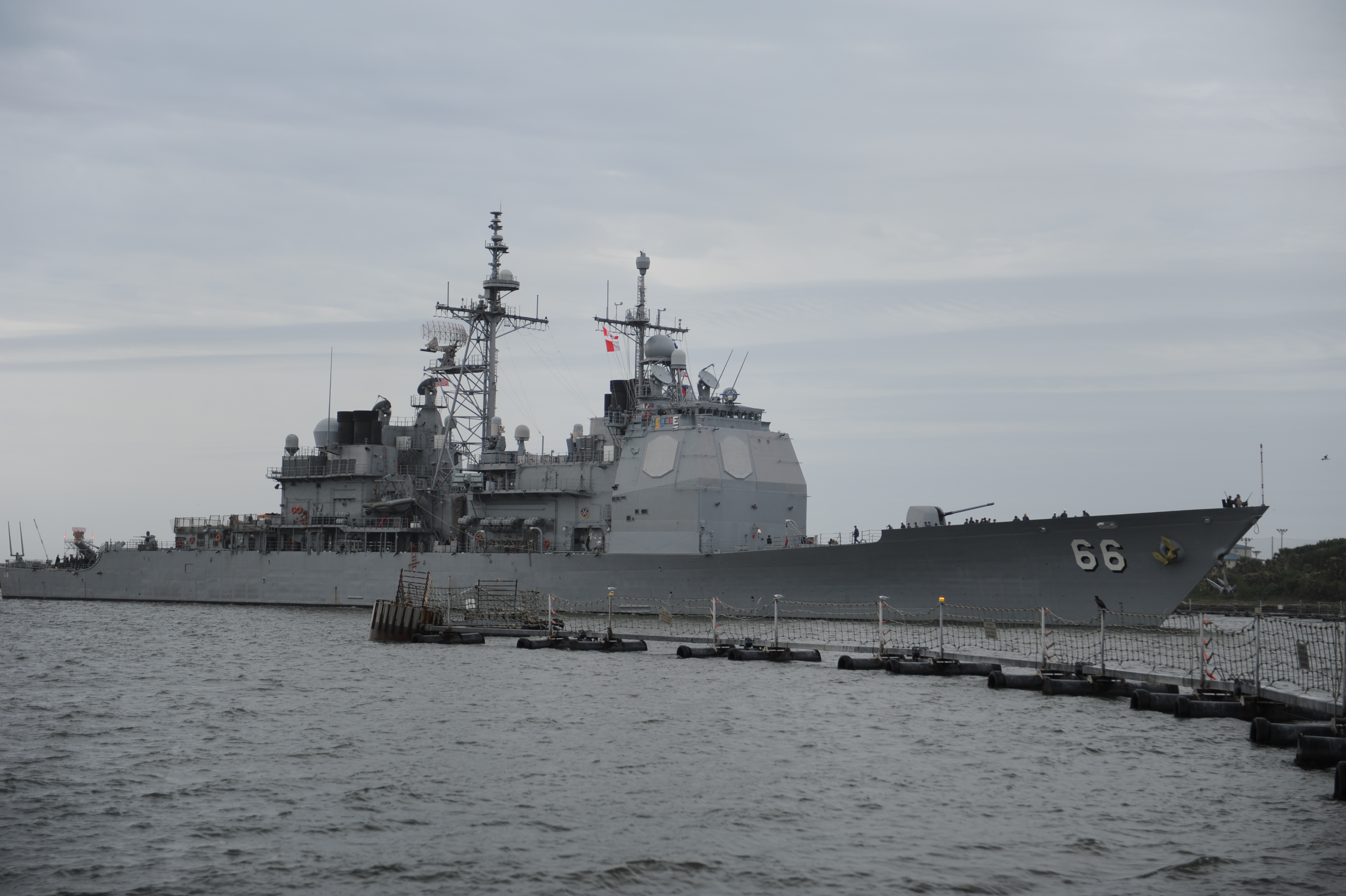 USS HUE CITY CG-66 Einlaufen Mayport 18.04.2014 Bild: U.S. Navy