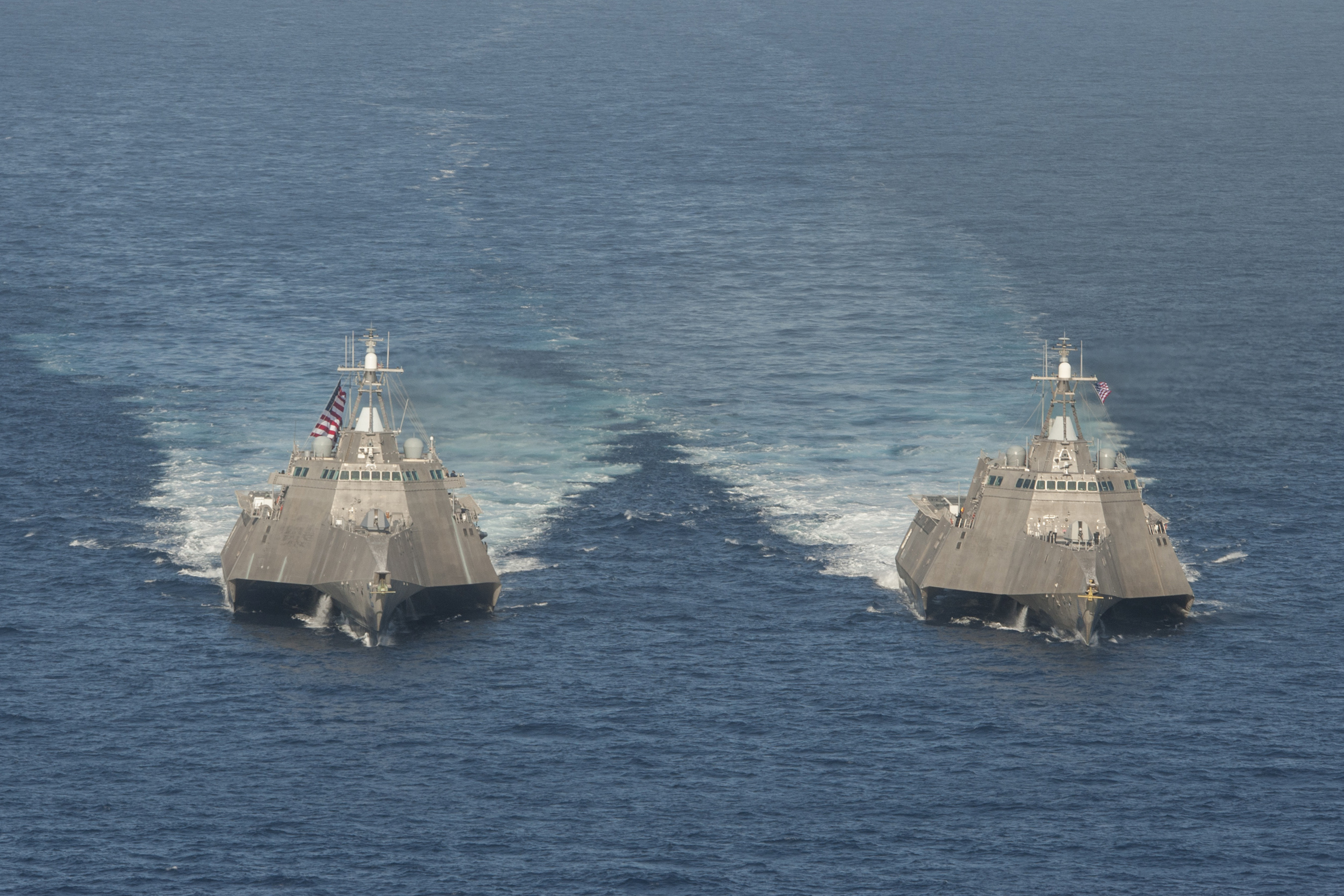 USS INDEPENDENCE LCS-2 und USS CORONADO LCS-4 am 23.04.2014 vor Süd-Kalifornien Bild: U.S. Navy