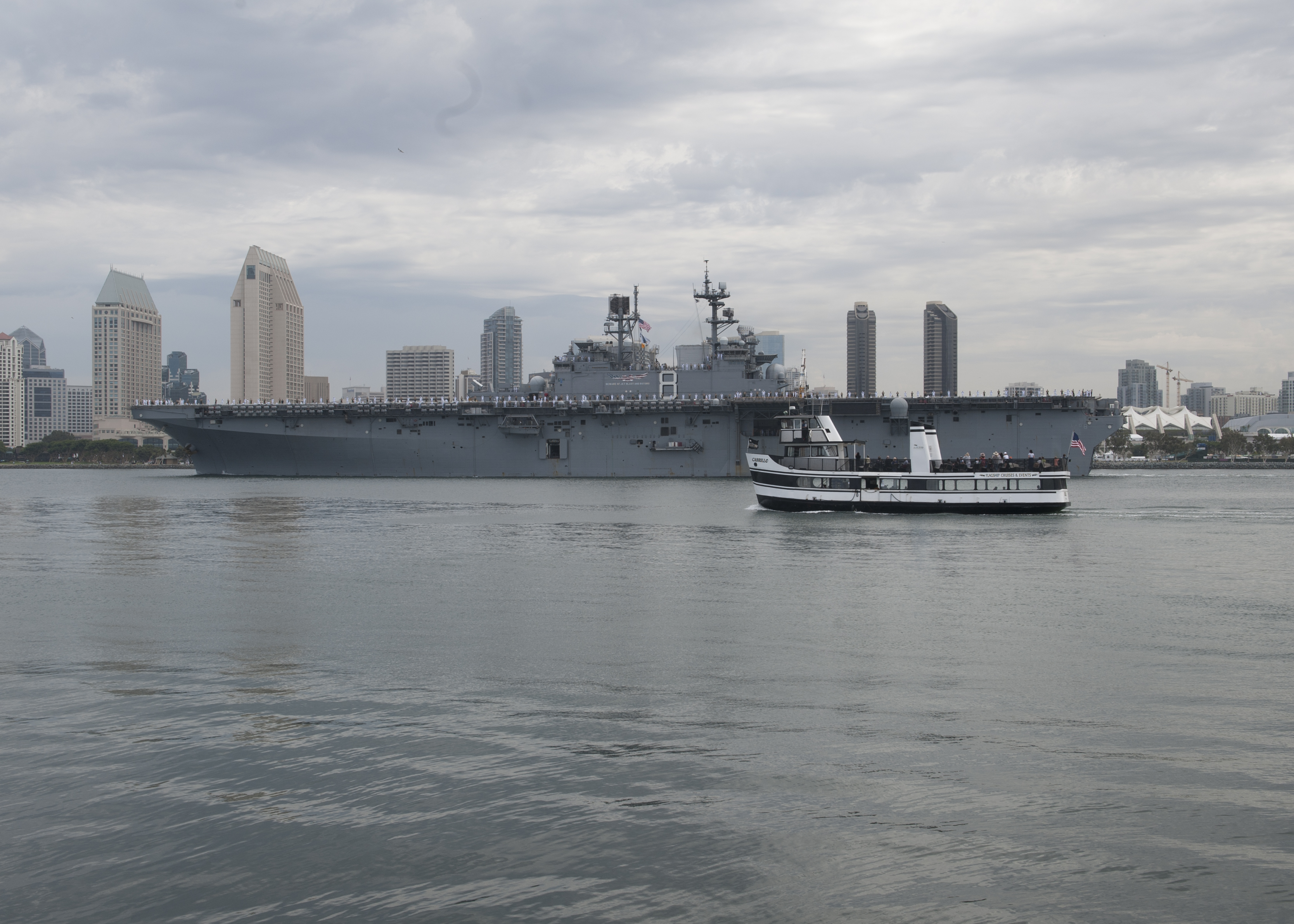 USS MAKIN ISLAND LHD-8 Auslaufen San Diego am 25.07.2014 Bild: U.S. Navy