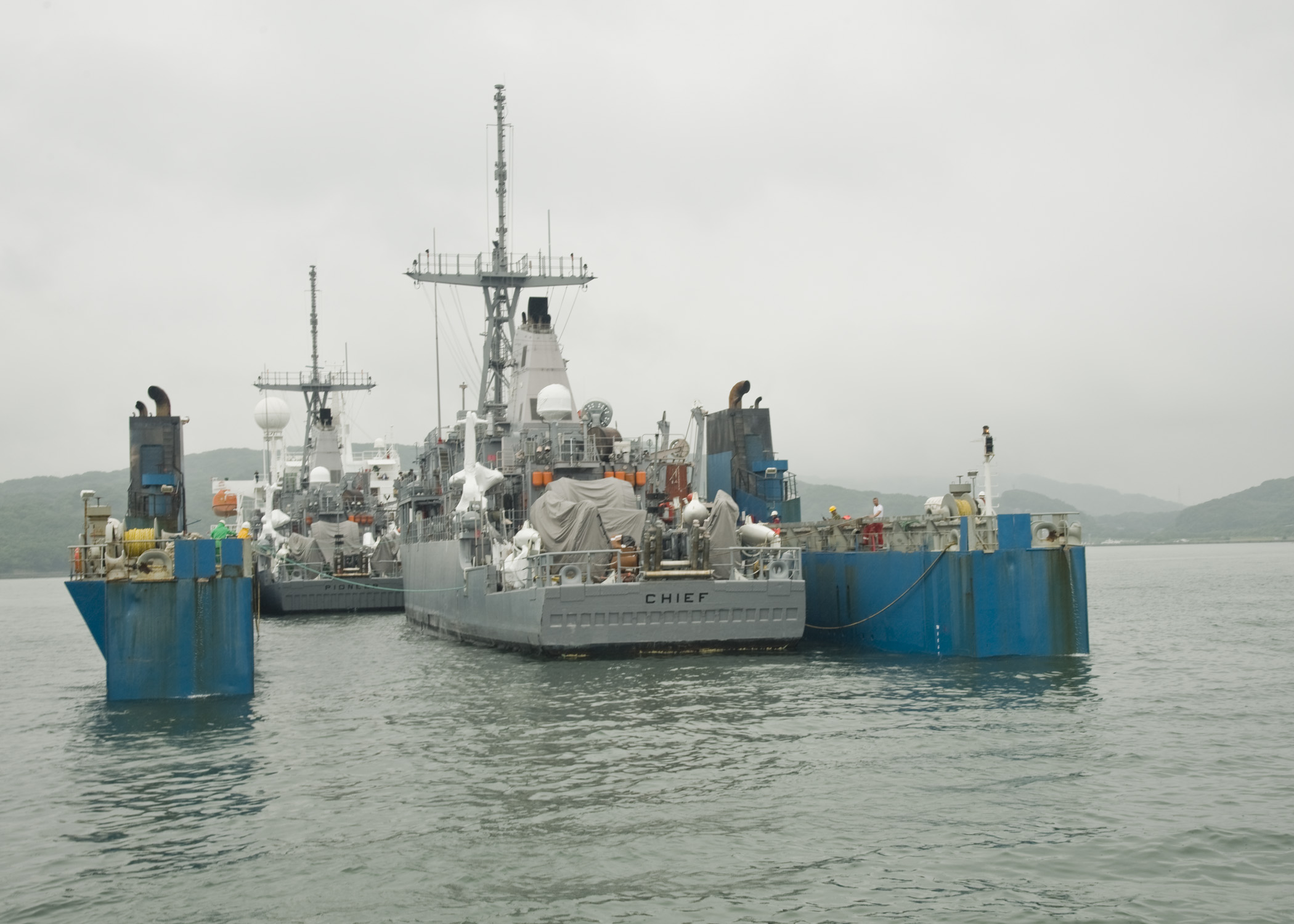 USS PIONEER MCM-9 und USS CHIEF MCM-14 Ankunft Sasebo am 03.07.2014 Bild: U.S. Navy