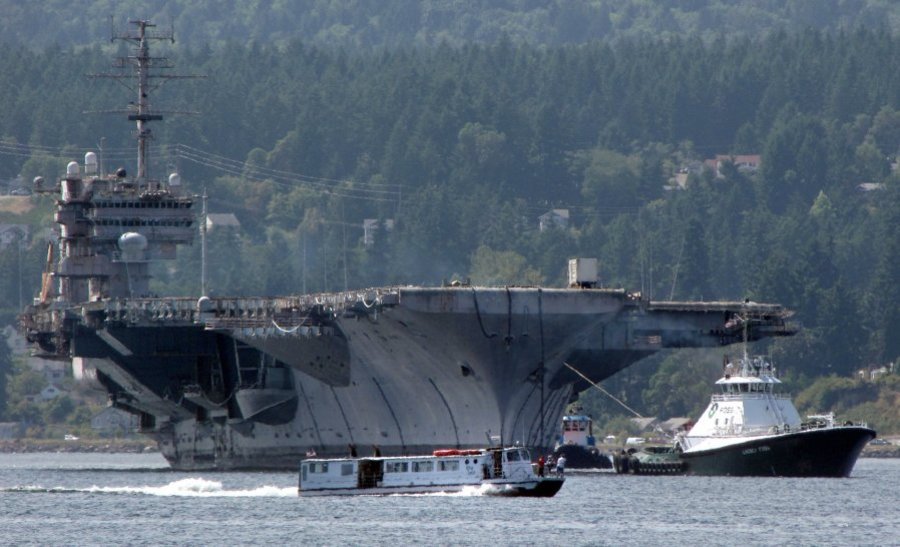 ex USS CONSTELLATION CV-64 im Schlepp am 08.08.2014 Bild: Kitsap Sun Newspapaper