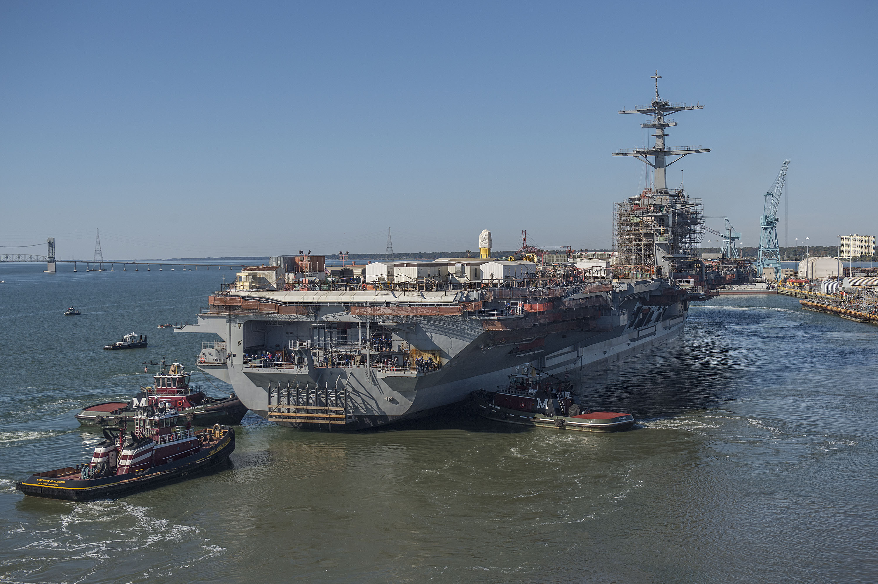USS ABRAHAM LINCOLN CVN-72 am 03.11.2014 bei Newport News Shipbuilding Bild: U.S. Navy