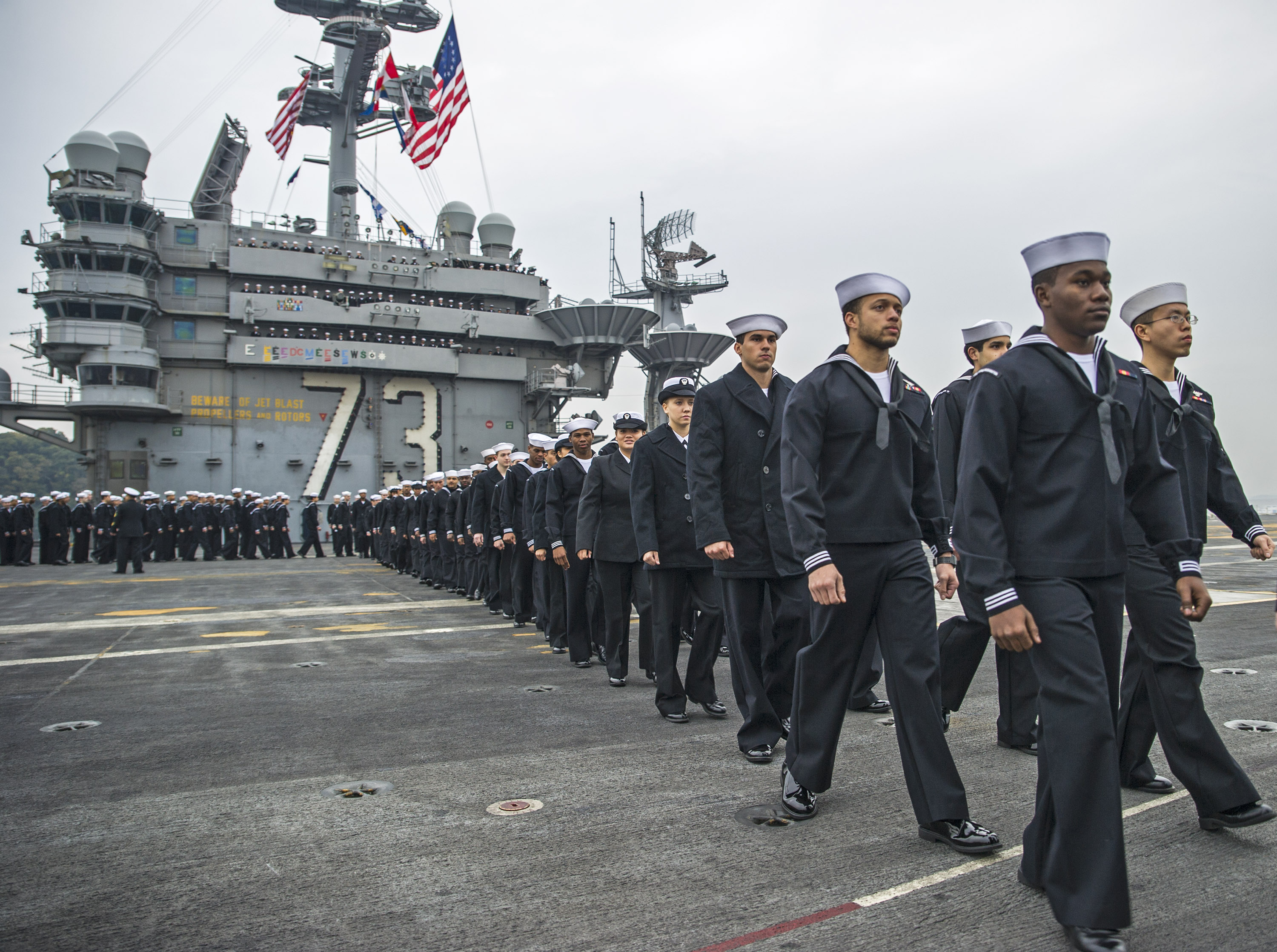 Besatzung USS GEORGE WASHINGTON CVN-73 bei Einlaufen Yokosuka am 25.11.2014 Bild: U.S. Navy