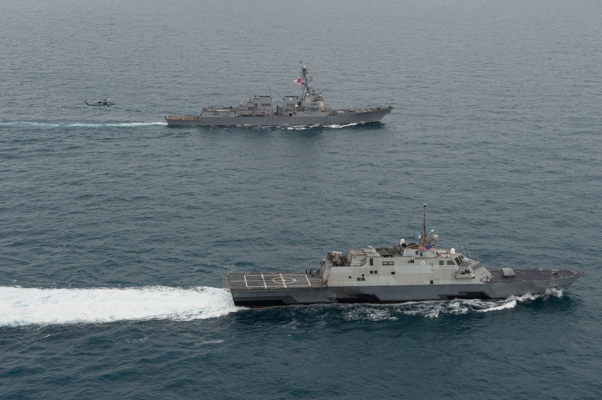 USS FORT WORTH LCS-3 und USS SAMPSON DDG-102 am 14.01.2015 in der Java-See Bild: U.S. Navy