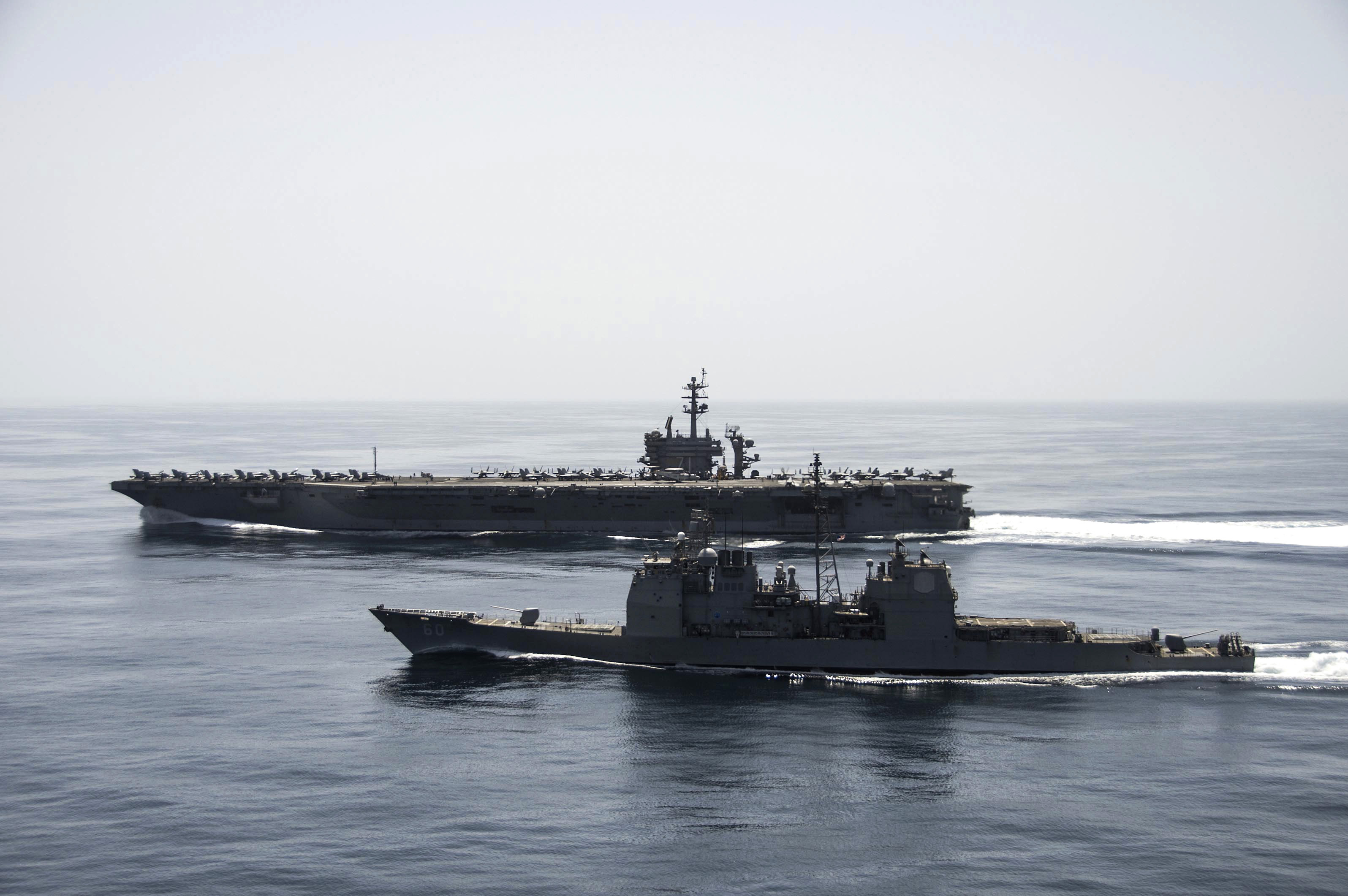 USS THEODORE ROOSEVELT CVN-71 und USS NORMANDY CG-60 am 21.04.2015 vor der Küste des Yemen Bild: U.S. Navy