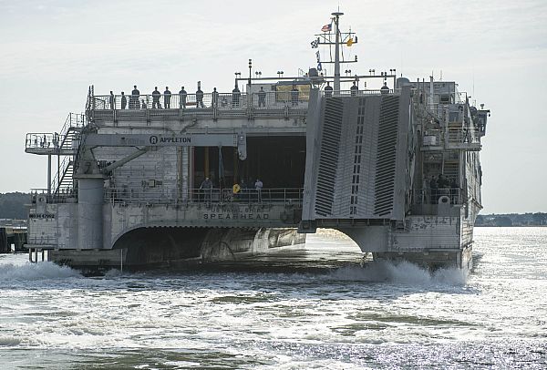 USNS SPEARHEAD JHSV-1 Einlaufen Virginia Beach, VA am 17.05.2015 Bild: U.S. Navy