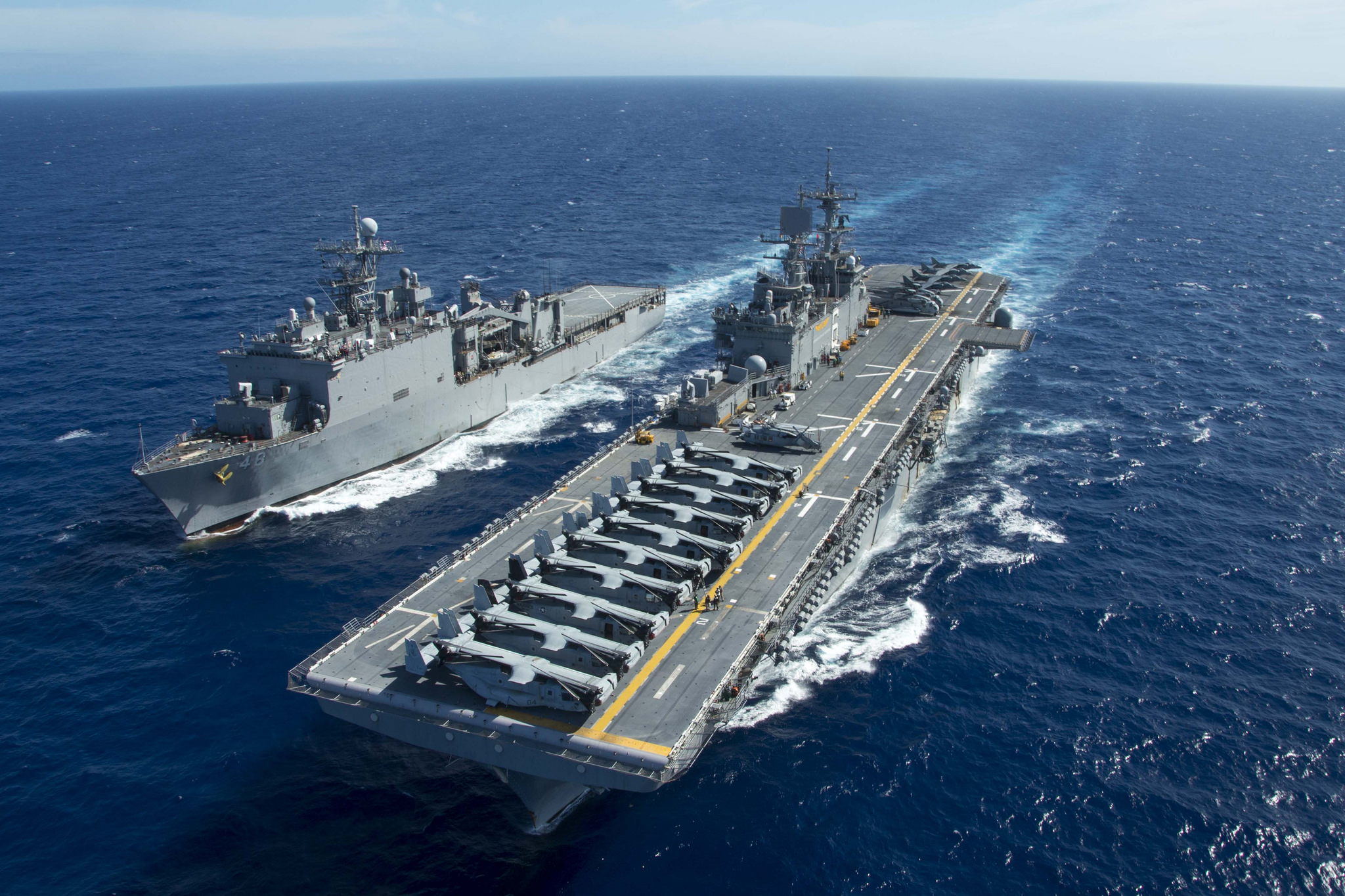USS BONHOMME RICHARD LHD-6 und USS ASHLAND LSD-48 am 05.06.2015 im Pazifik Bild: U.S. Navy