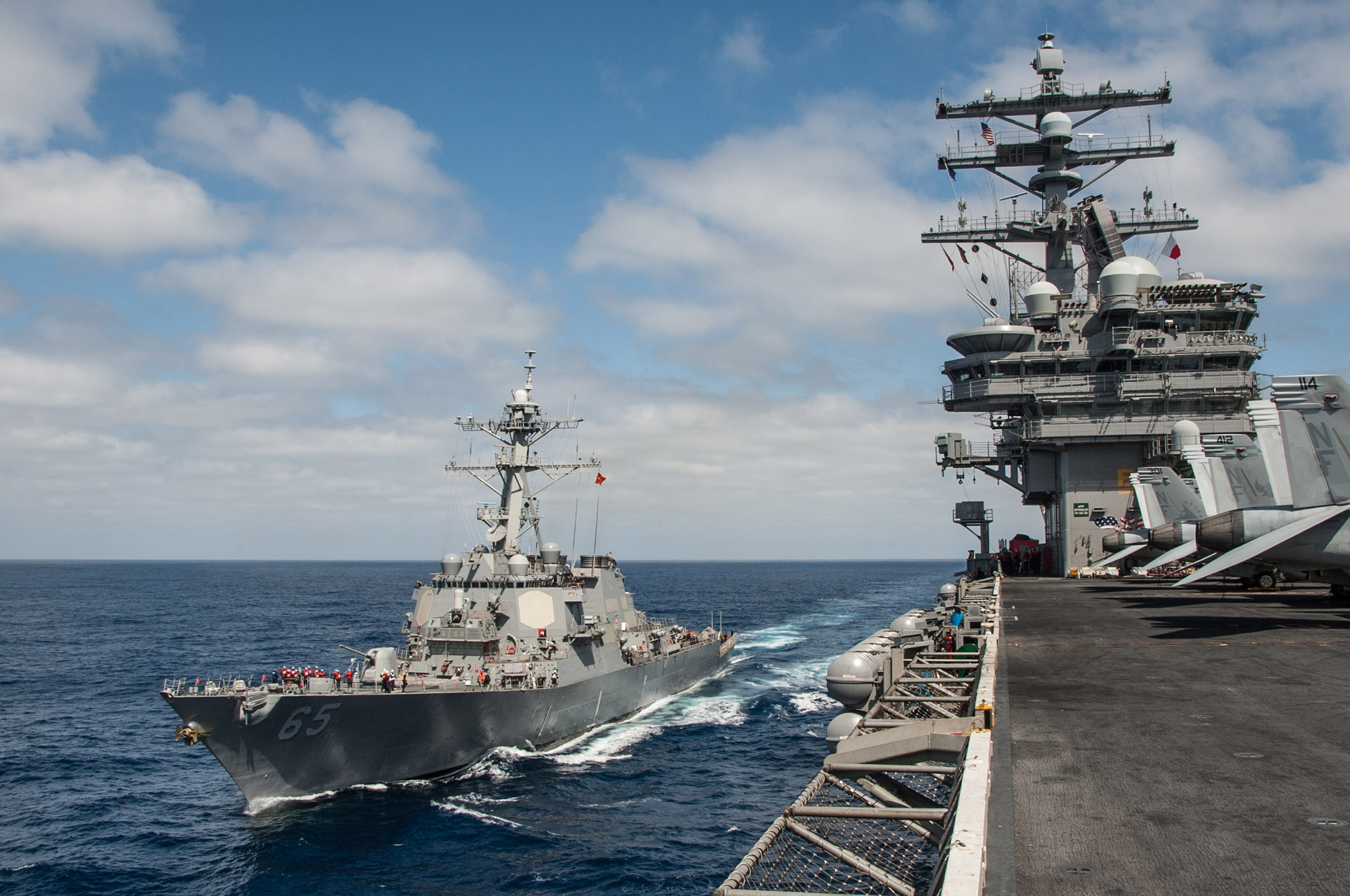 USS BENFOLD DDG-65 und USS RONALD REAGAN CVN-76 am 05.09.2015 im Pazifik Bild: U.S. Navy