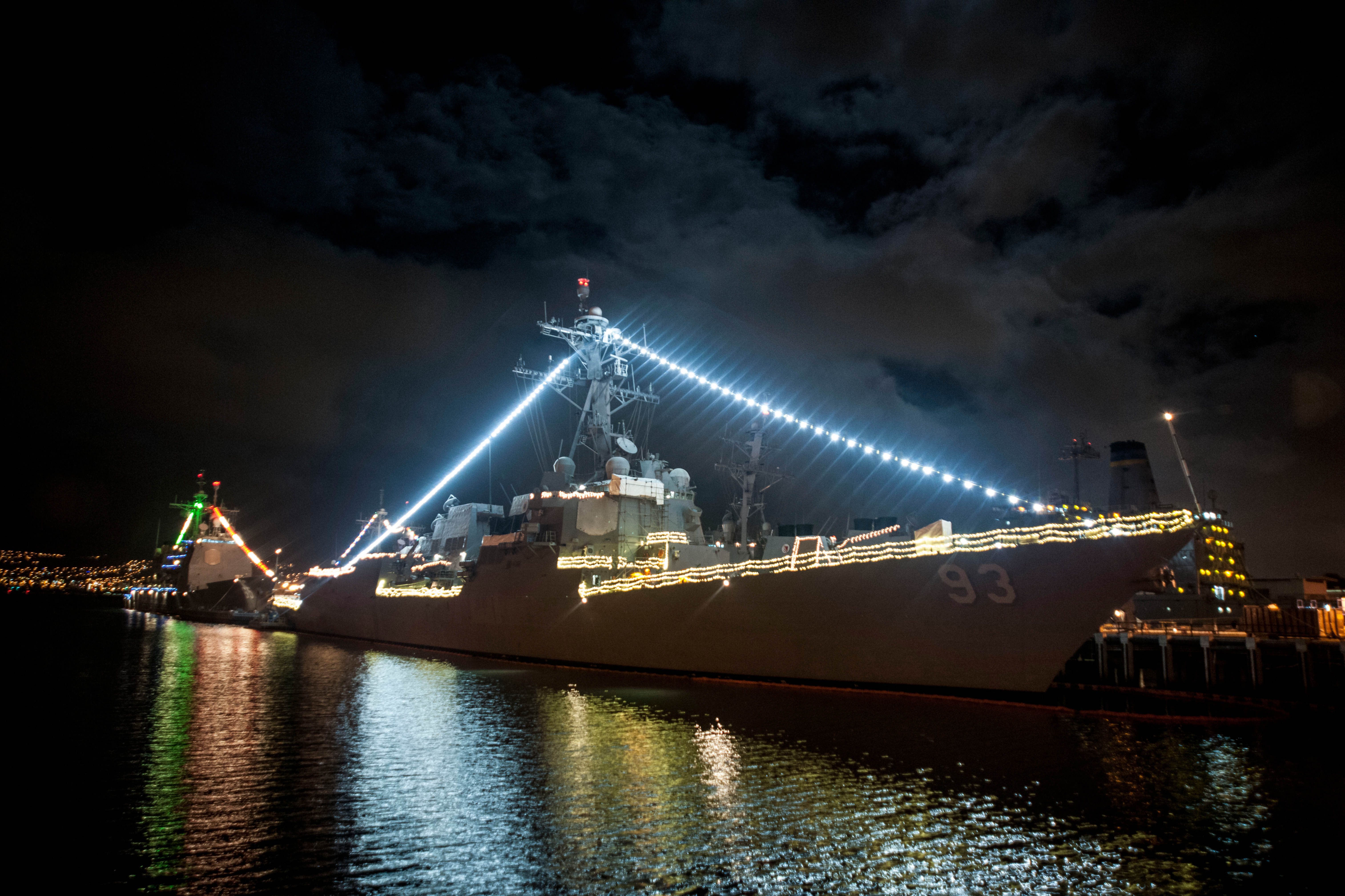 USS CHUNG-HOON DDG-93 am 22.12.2015 in Pearl Harbor Bild: U.S. Navy