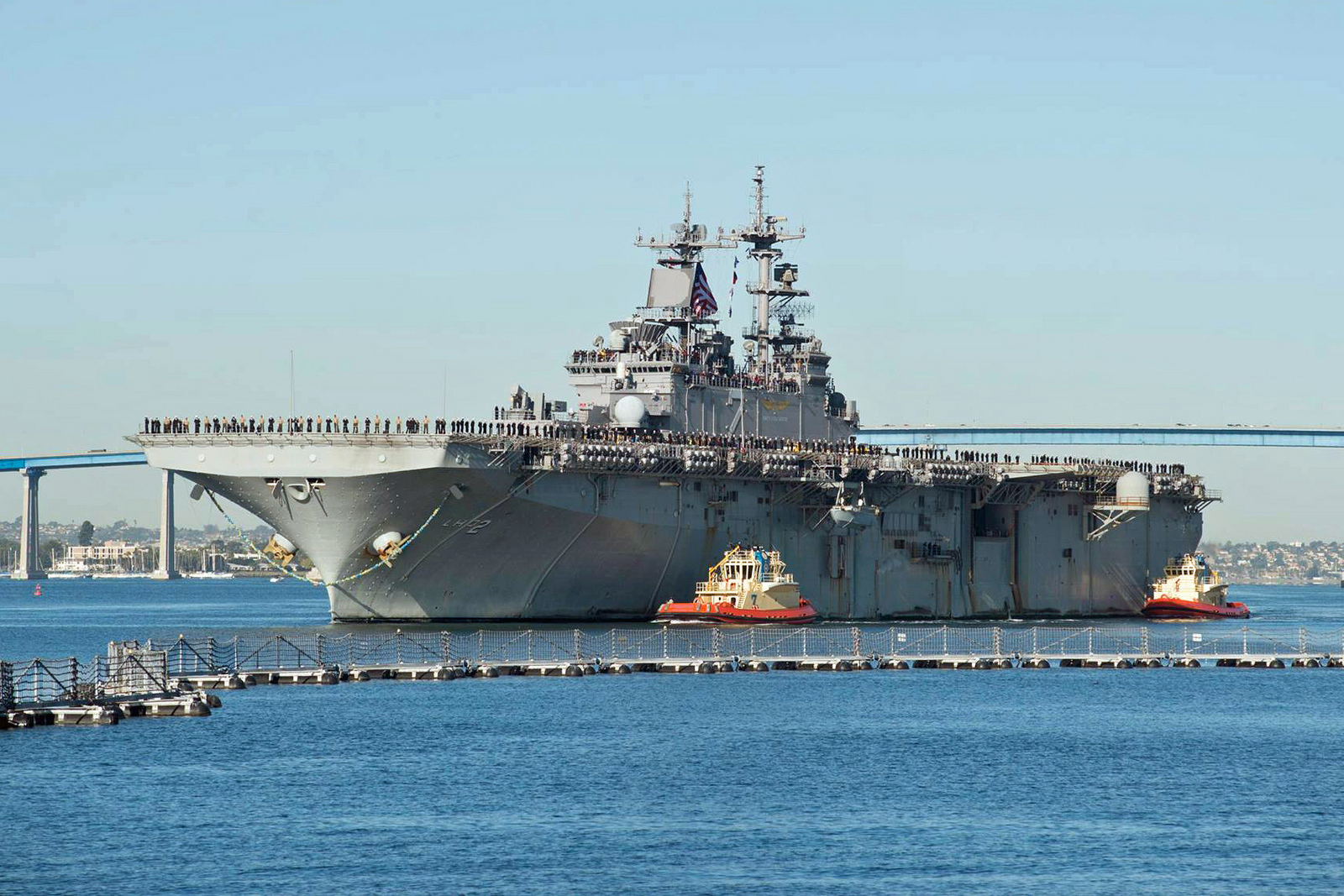 USS ESSEX LHD-2 Einlaufen San Diego am 15.12.2015 Bild: U.S. Navy