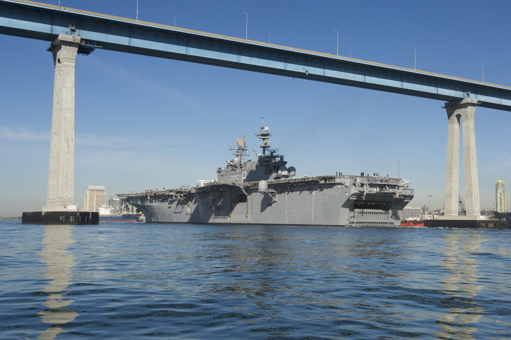 USS MAKIN ISLAND LHD-8 am 08.12.2015 in San Diego Bild: U.S. Navy