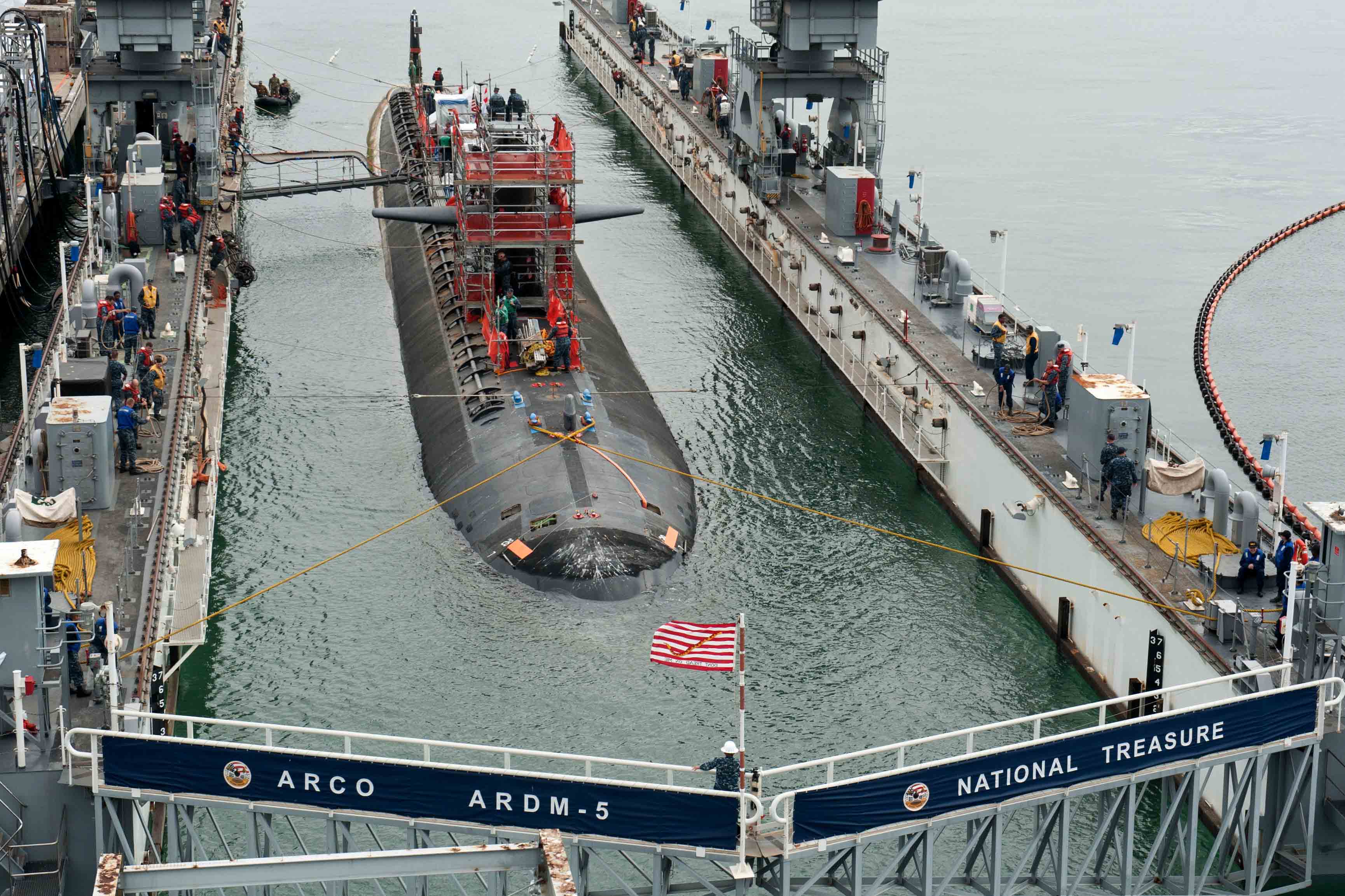 USS OKLAHOMA CITY SSN-723 am 05.05.2016 im Trockendock ARCO ARDM-5 Bild: U.S. Navy