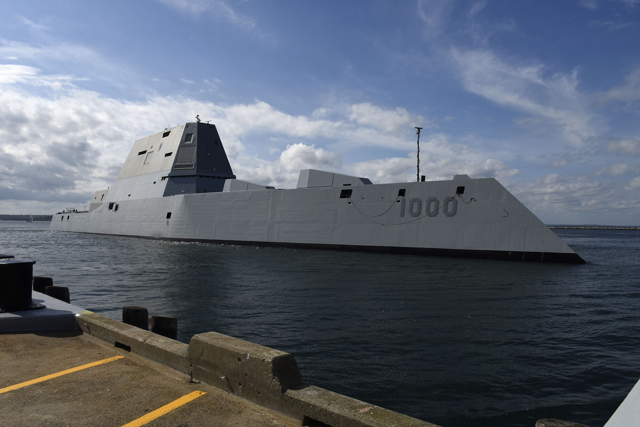 USS ZUMWALT DDG-1000 Einlaufen Newport, RI am 08.09.2016 Bild: U.S. Navy